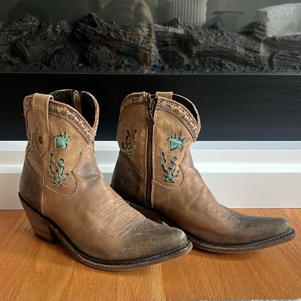 Women’s Botas Caborca Leather Western Ankle Boots
